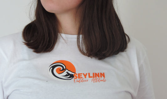 Tee-shirt blanc logo SEYLINN-outdoor sur la poitrine